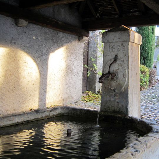 Überdachter Springbrunnen in Grand-Saconnex