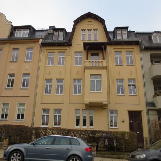 Mietshaus in geschlossener Bebauung mit Vorgarten und Einfriedung Ernst-Heilmann-Straße 16