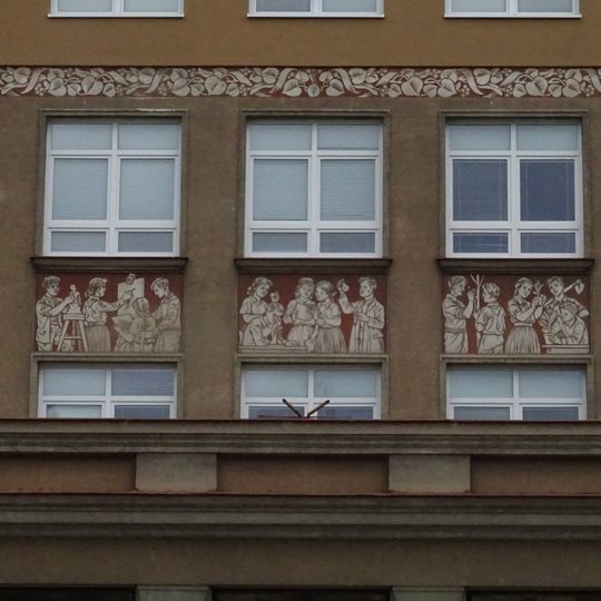 Sgrafita v průčelí 20. základní školy