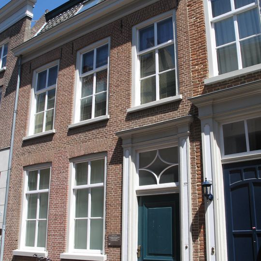 Huis met eenvoudige lijstgevel met deuromlijsting