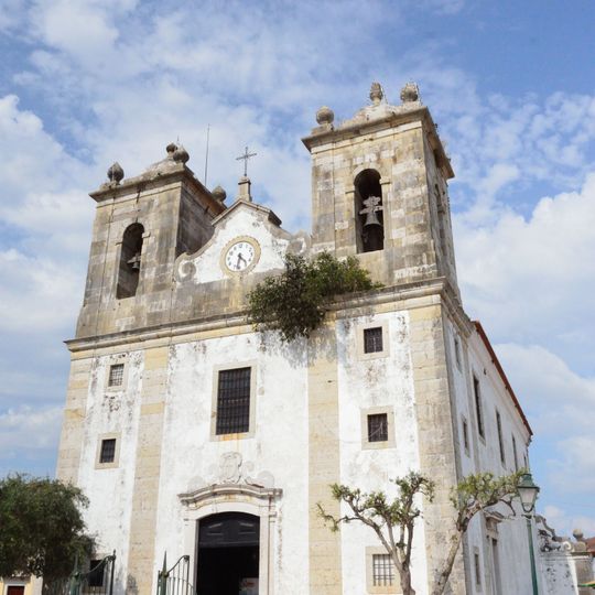 Igreja de Nossa Senhora da Oliveira, incluindo os altares de talha, os painéis de azulejo e as pinturas murais existentes na mesma igreja