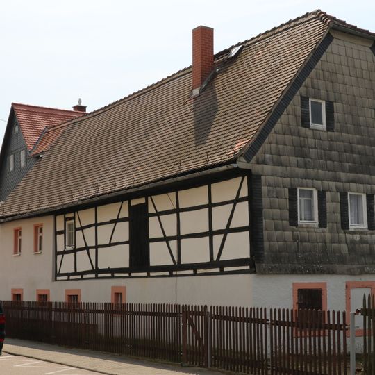 Wohnhaus und daran angebautes Wohnstallhaus sowie Seitengebäude eines Bauernhofes Hospitalstraße 5; 5a