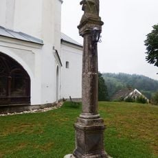Mariánský sloup ses sochou piety před kostelem sv. Michaela v Branné