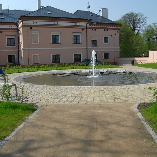 Jezírko s vodotryskem před čakovickým zámkem