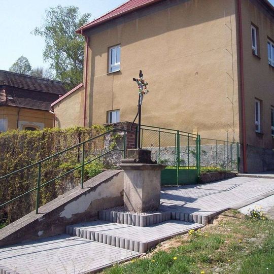 Kříž v Ledcích u školy