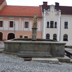 Horní kašna na náměstí Svobody ve Vimperku se sochou svatého Floriána