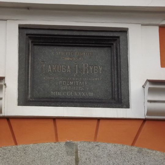 Pamětní deska k výročí činnosti J. J. Ryby na náměstí v Rožmitále