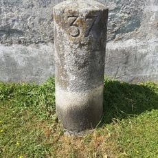 Borne fleurdelysée 37