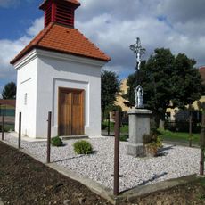 Kříž ve Lhotce u Radnic u kaple
