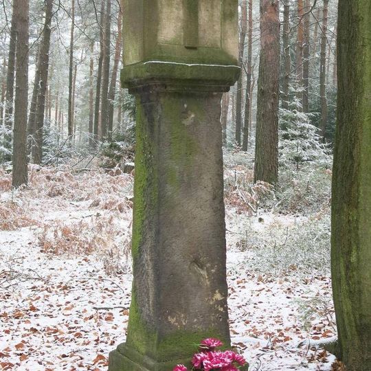 Dienelův kříž u lesní silničky severně od Maxiček