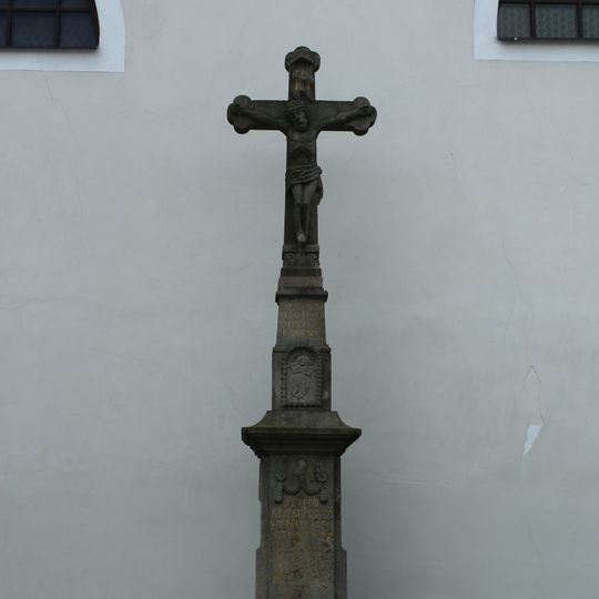 Kříž u kostela ve Valči