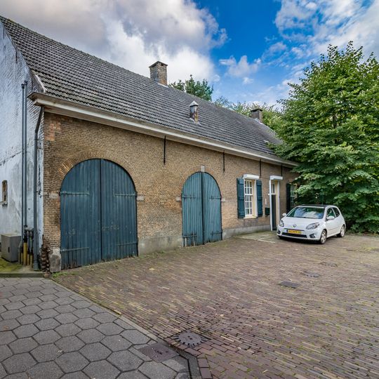 Boerderij van het brabantse langgeveltype uit 1845 blijkens sluitsteen in poortboog