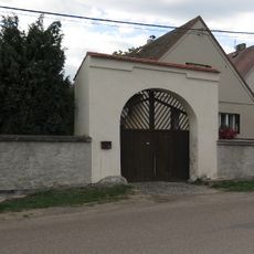 Brána a ohradní zeď usedlosti čp. 7