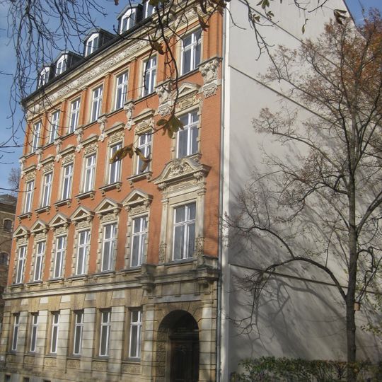 Mietshaus in ehemals halboffener Bebauung Theodor-Körner-Platz 12