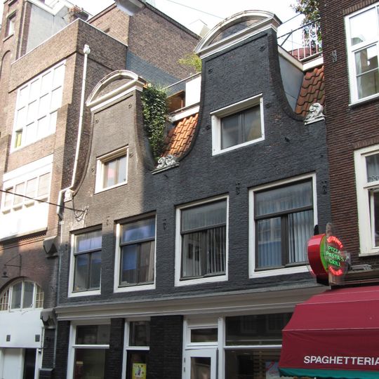 Pand met ingezwenkte halsgeveltje met rollagen