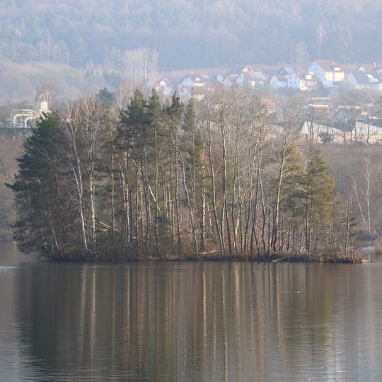 Röhrichtinsel im Baggersee Äußerer Mühlgrund