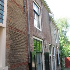 Dwarshuisje met gootlijst op klossen