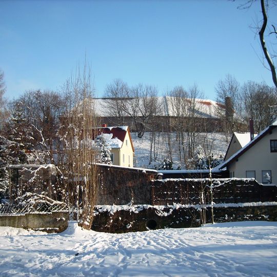 Sachgesamtheit Rittergut Taucha, mit den Einzeldenkmalen: Herrenhaus/Schloss, Wirtschaftsgebäude, Scheune und Torbogen eines ehemaligen Rittergutes und mit den Sachgesamtheitsteilen: Burgberg mit Auffahrt u