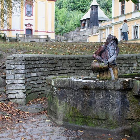 Kašna sv. Mikuláše při vstupu do poutního areálu ve Vraclavi