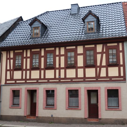 Wohnhaus in geschlossener Bebauung Altenburger Straße 2