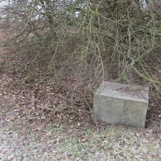 Rozvalené části kříže na rozcestí v západním okraji Blažimi