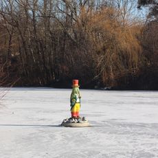 Socha vodníka na Horním rybníku v Petrůvkách
