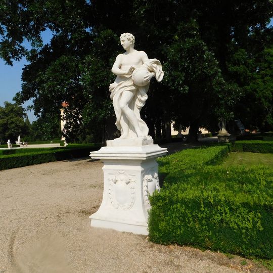 Socha Apolóna v zámeckém parku ve Slavkově