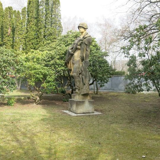 Socha vojáka na vojenském hřbitově v Ruprechticích