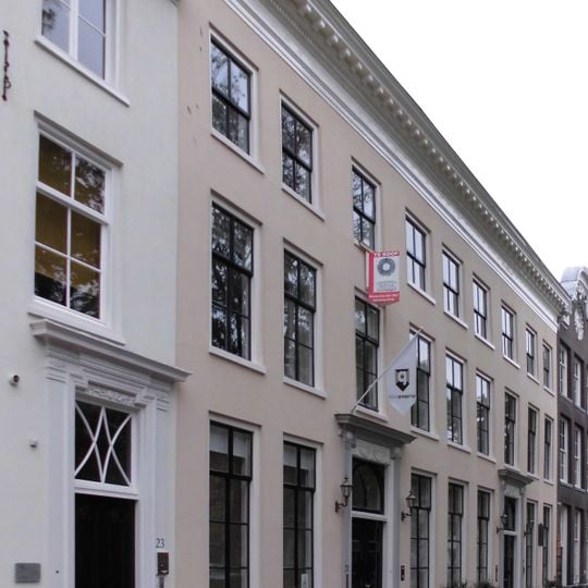 Pand met gepleisterde gevel, getande kroonlijst, eind