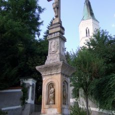 Kříž pod schodištěm ke kostelu