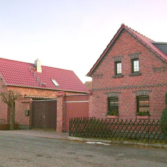 Wohnhaus und Hofmauer eines Bauernhofes Lindenweg 19