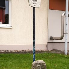 Grenzstein mit der Bezeichnung B Turnerstraße 5 (gegenüber)