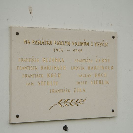 Pamětní deska obětem 1. sv. války na kapli ve Vevčicích