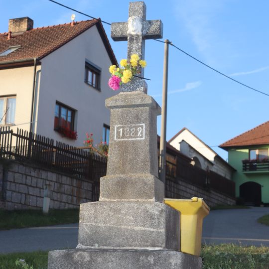 Kříž v křižovatce na návsi v Třebíčském Číchově