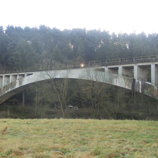 Eisenbahnbrücke über den Regen
