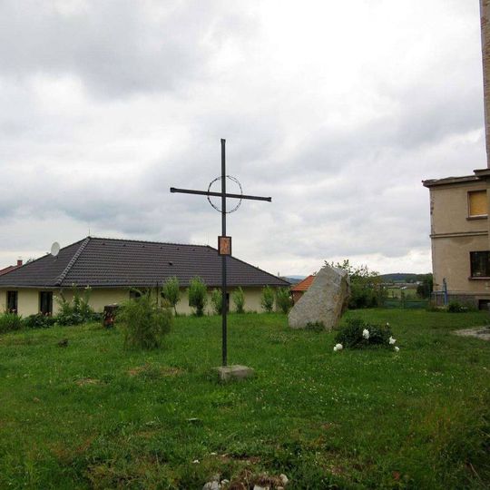Kříž v Mirovicích u budovy Husova sboru