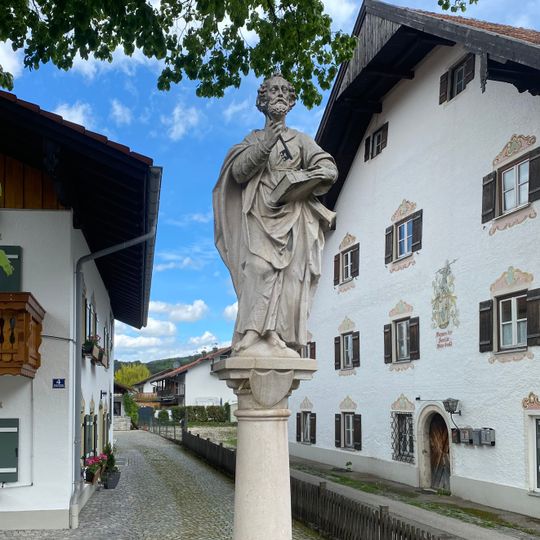 Säule mit Marmorfigur des Hl. Petrus