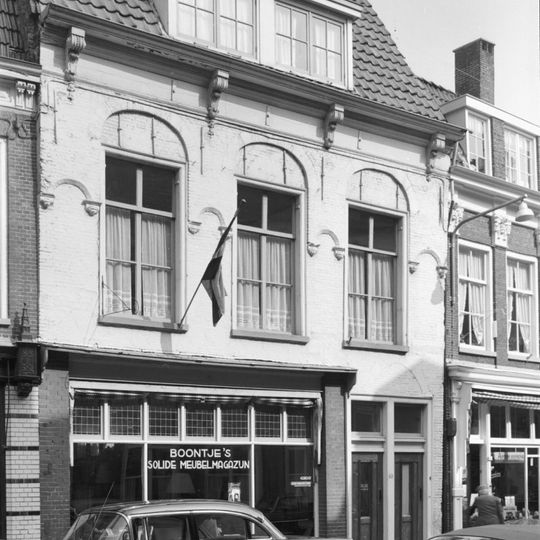 Pand met rechte kroonlijst met consoles onder vernieuwd dwarsdak