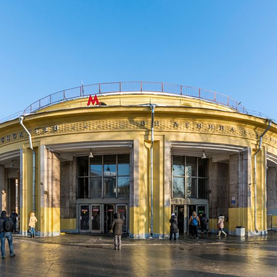 Novokuznetskaya metro entrance pavilion