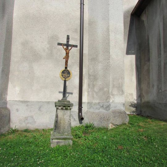 Kříž u presbytáře kostela Nanebezvetí Panny Marie v Novém Rychnově