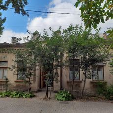 House, Galbenă, 8