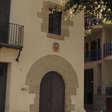 Portal i finestra gòtica de la casa al carrer del Mar, 9