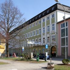 Schule der Franziskanerinnen mit Kapelle