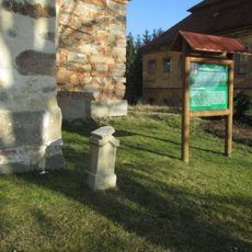 Kříž u kostela ve Skapcích