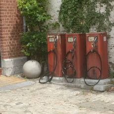 Drei rote, alte und historische Zapfsäulen im Innenhof des La Ville dans La Ville‬, ohne Funktion.
-
Trois pompes à essence rouges, anciennes et historiques, dans la cour intérieure de La Ville dans La Ville, sans fonction.