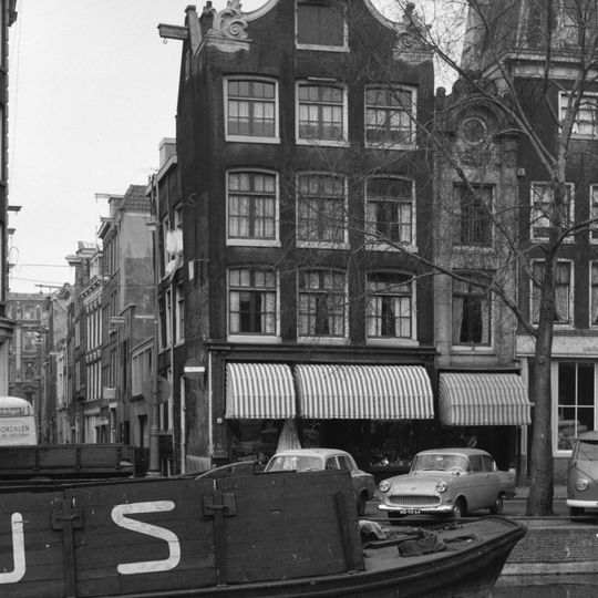 Hoekhuis met klokgevel en gevelsteen in de zijgevel