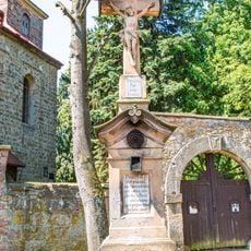 Kříž u kostela v Železnici