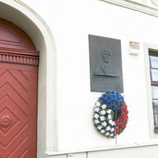 Pamětní deska Rudolfa Vaška na muzeu v Bystřici nad Pernštejnem
