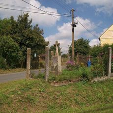 Kříž v Puclicích na rozcestí