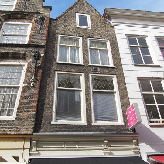 Pand met verminkte trapgevel